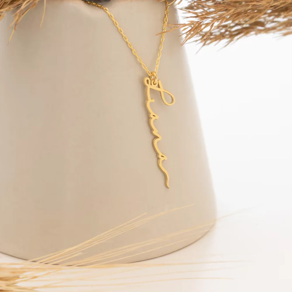 Personalized vertical name necklace for women in stainless steel. Custom engraved gift for moms, friends, or bridesmaids. Elegant and perfect for gifting.