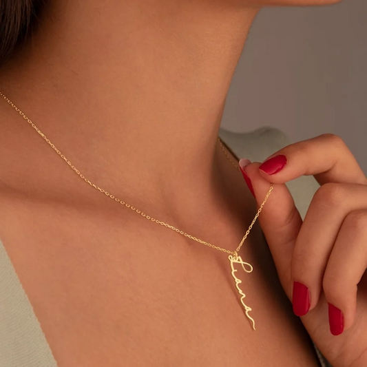 Personalized vertical name necklace for women in stainless steel. Custom engraved gift for moms, friends, or bridesmaids. Elegant and perfect for gifting.